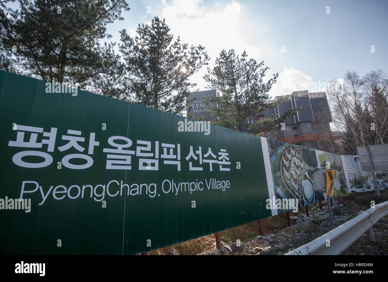 El sitio de construcción de los Atletas de la aldea en la villa olímpica en la región Pyoengchang, Corea del Sur, 10 de noviembre de 2016. Los Juegos Olímpicos de Invierno se celebrará desde el 9 hasta el 25 de febrero de 2018 en la región de montaña Pyoengchang y en la costa en Gangneung. Foto: Michael Kappeler/dpa Foto de stock