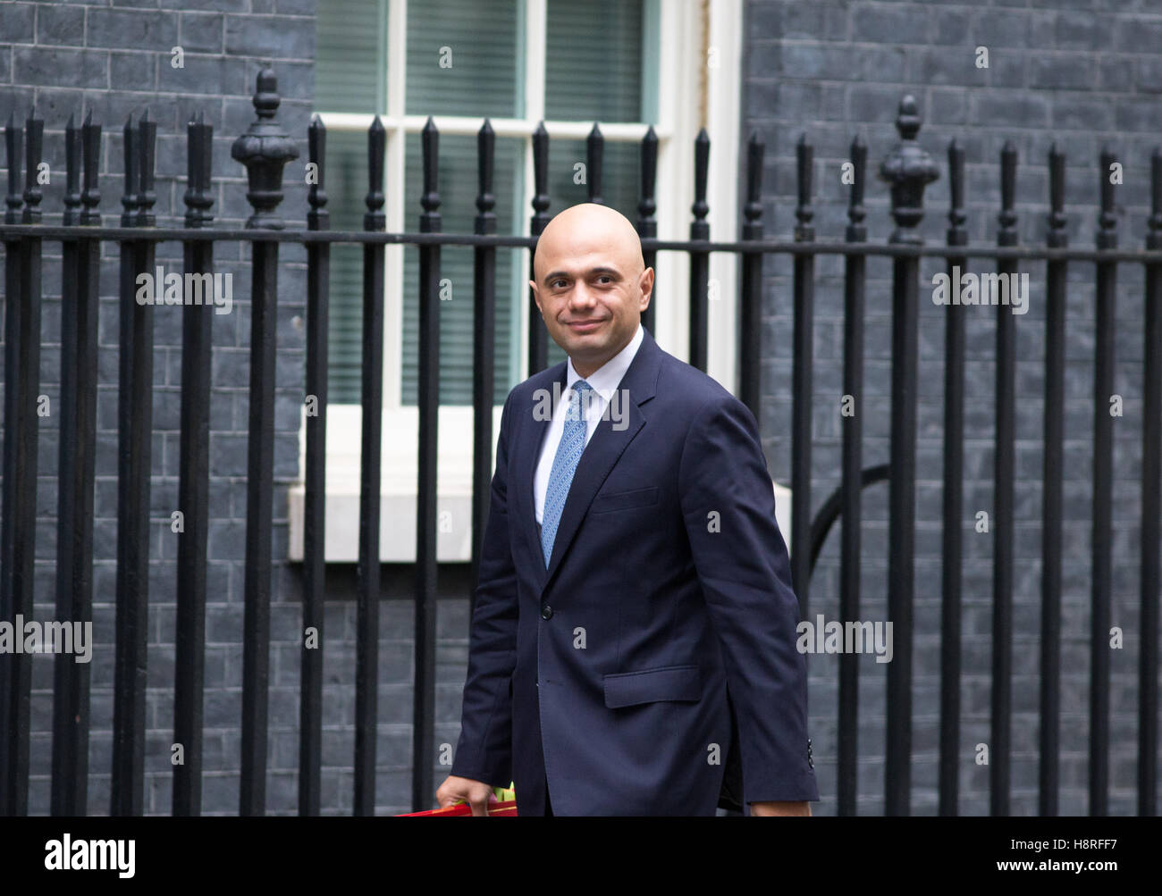 Sajid Javid, Secretario de Estado de Comunidades y Gobierno Local,llega a Downing Street durante una reunión del gabinete Foto de stock