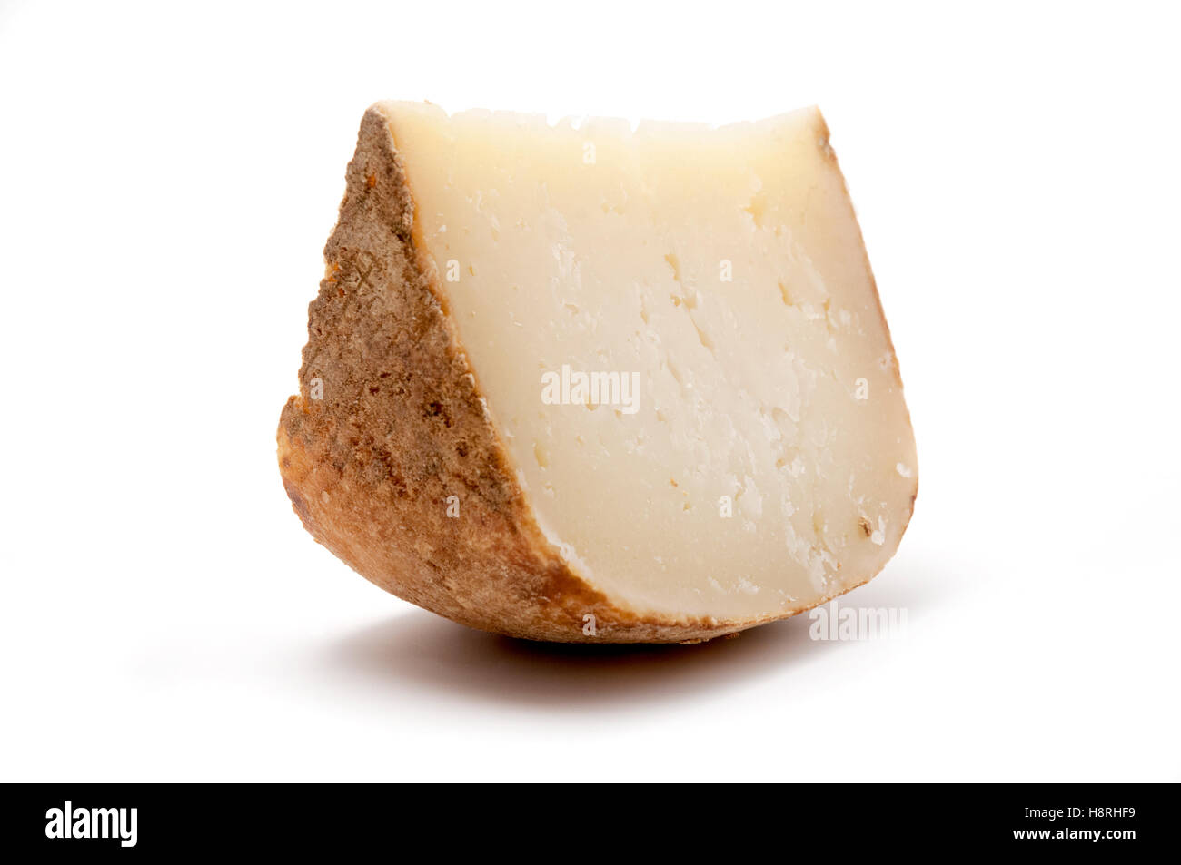 (Marzolino) queso pecorino toscano sobre un fondo blanco. Foto de stock