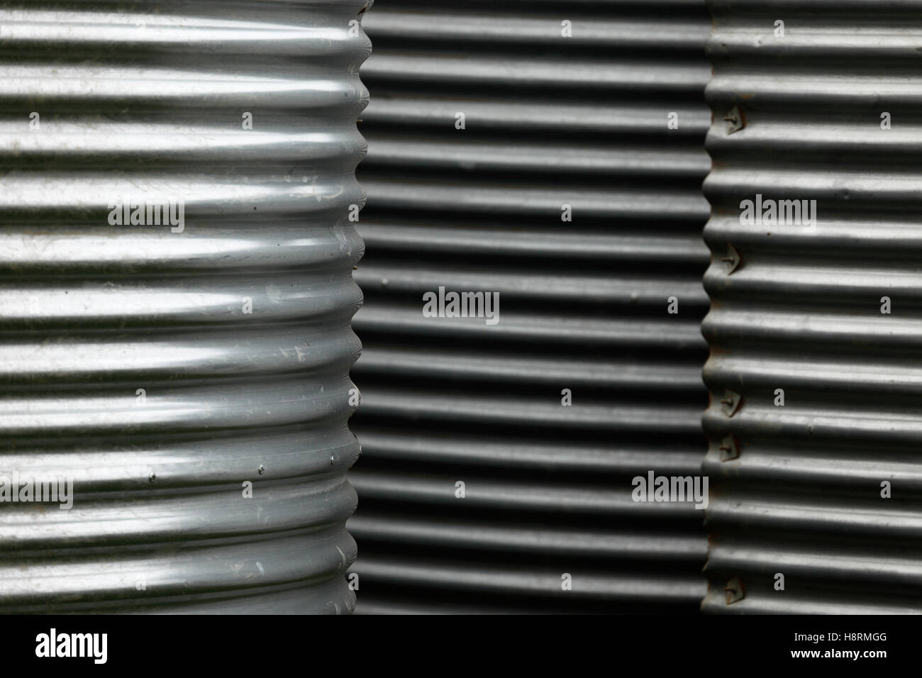 Planchas de metal corrugado que se utiliza para hacer las plumas de cerdo. Foto de stock