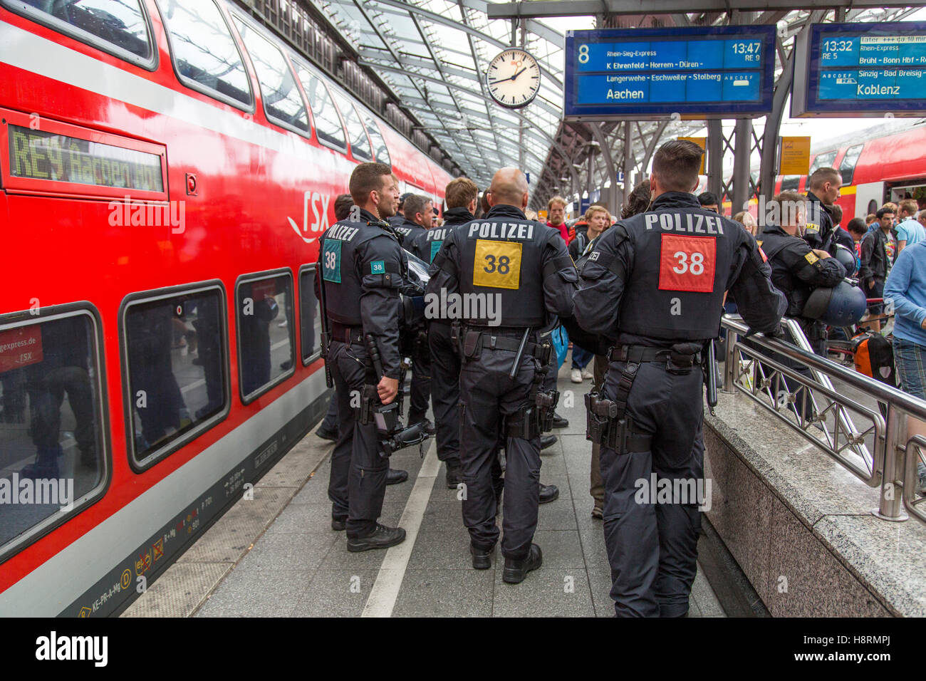 La policía, agentes de la policía federal en una plataforma de la estación principal de Colonia (Alemania), la unidad de la policía antidisturbios Foto de stock