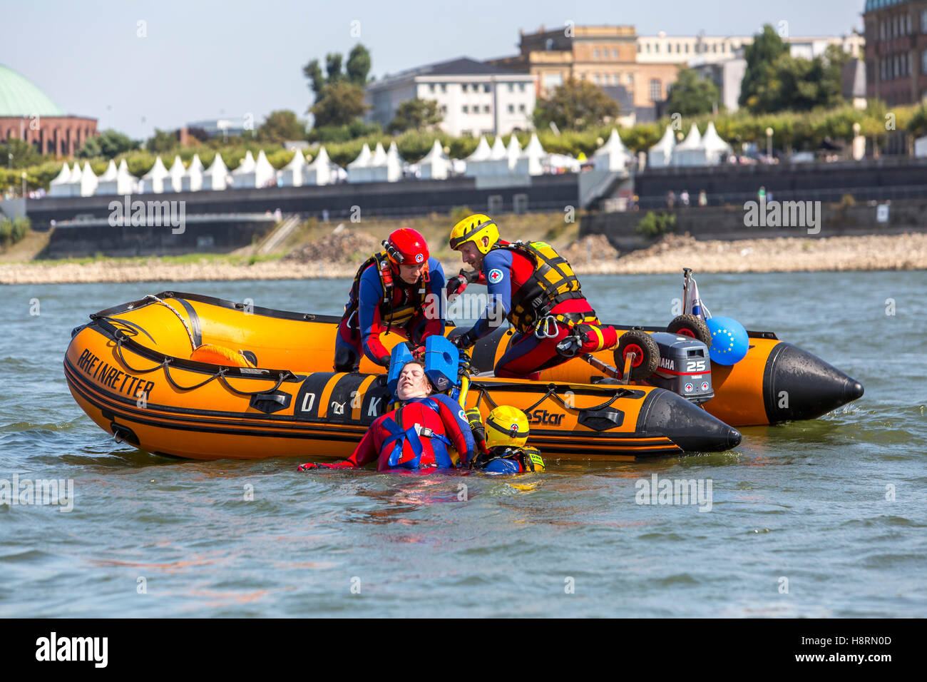 Práctica de unidades de salvamento acuático en el Rin, cerca de Düsseldorf,  botes de rescate con flotador de rescate, guardia de agua, Alemania  Fotografía de stock - Alamy