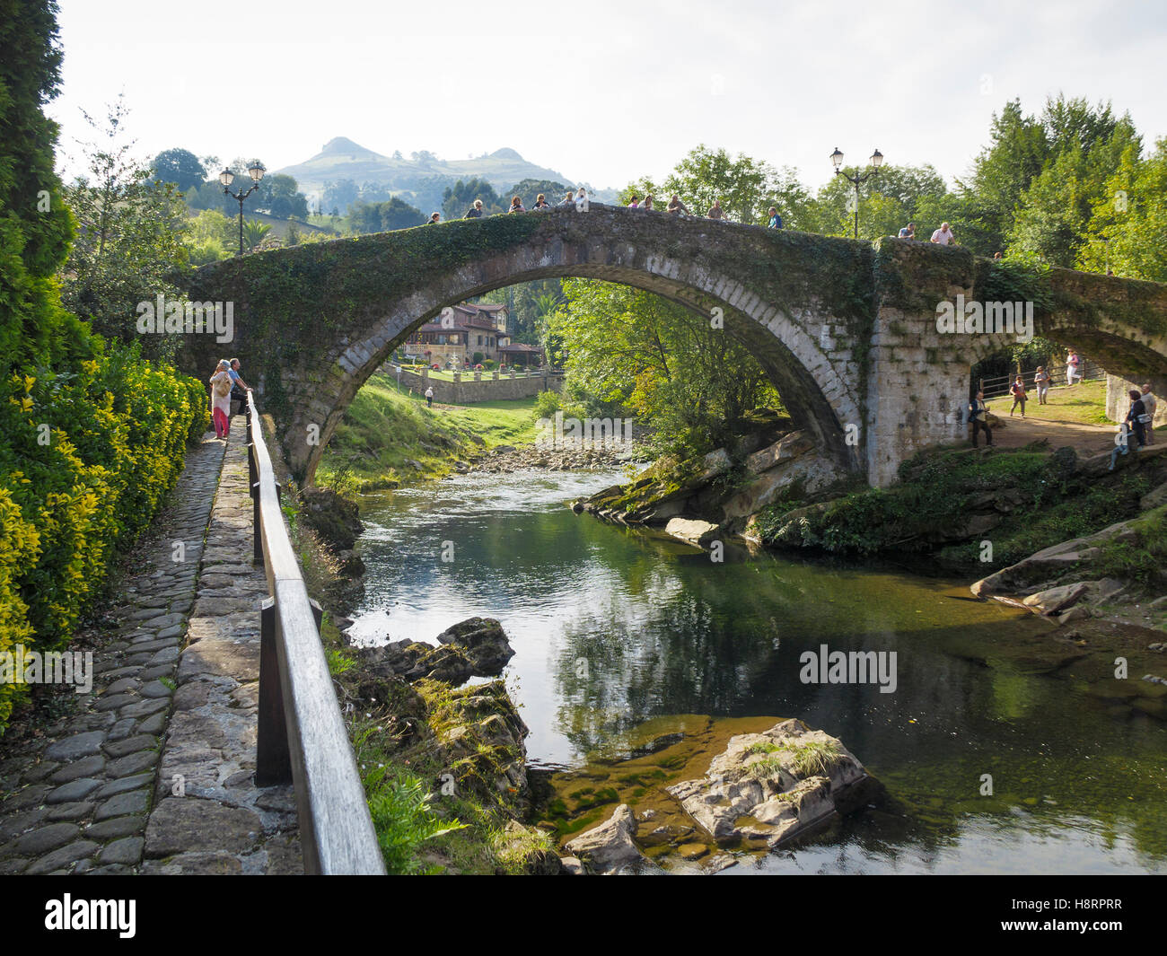 El puente mayor antiguo puente arco romano en Liérganes, Cantabria, España, Europa Foto de stock
