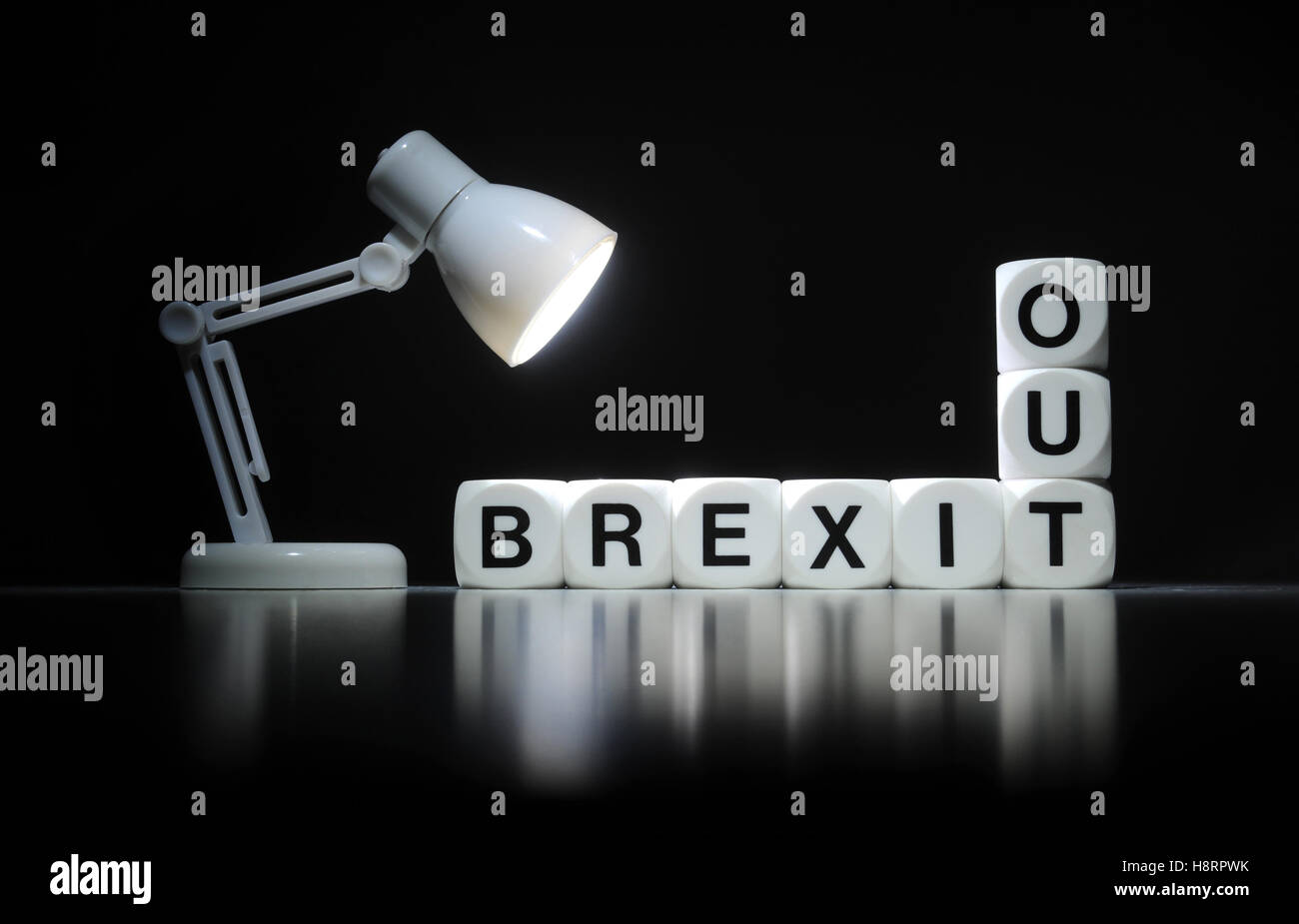 La palabra 'BREXIT Ortografía dados' y 'OUT' con Spotlight RE BREXIT LA UNIÓN EUROPEA dejan votar en referéndum BRITISH BRETAÑA EU UK Foto de stock