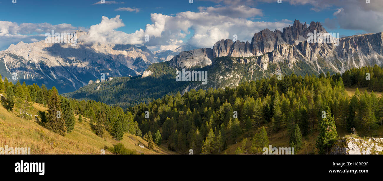 Croda da Lago & Lastoni di Formin cordilleras, montañas Dolomitas de Belluno, Italia Foto de stock