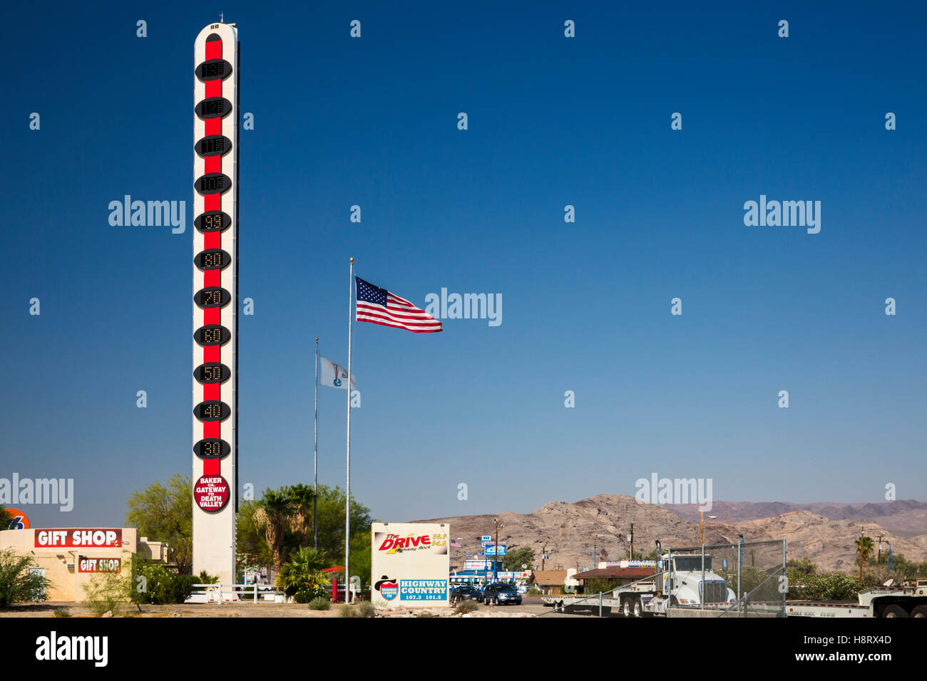Baker, California - El termómetro más alto del mundo registra las temperaturas en el desierto de Mojave, cerca del Valle de la muerte. Foto de stock