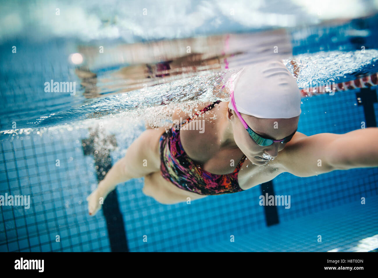 Filmación subacuática del joven nadador nadar en piscina. Colocar joven nadador que entrena en la piscina. Foto de stock