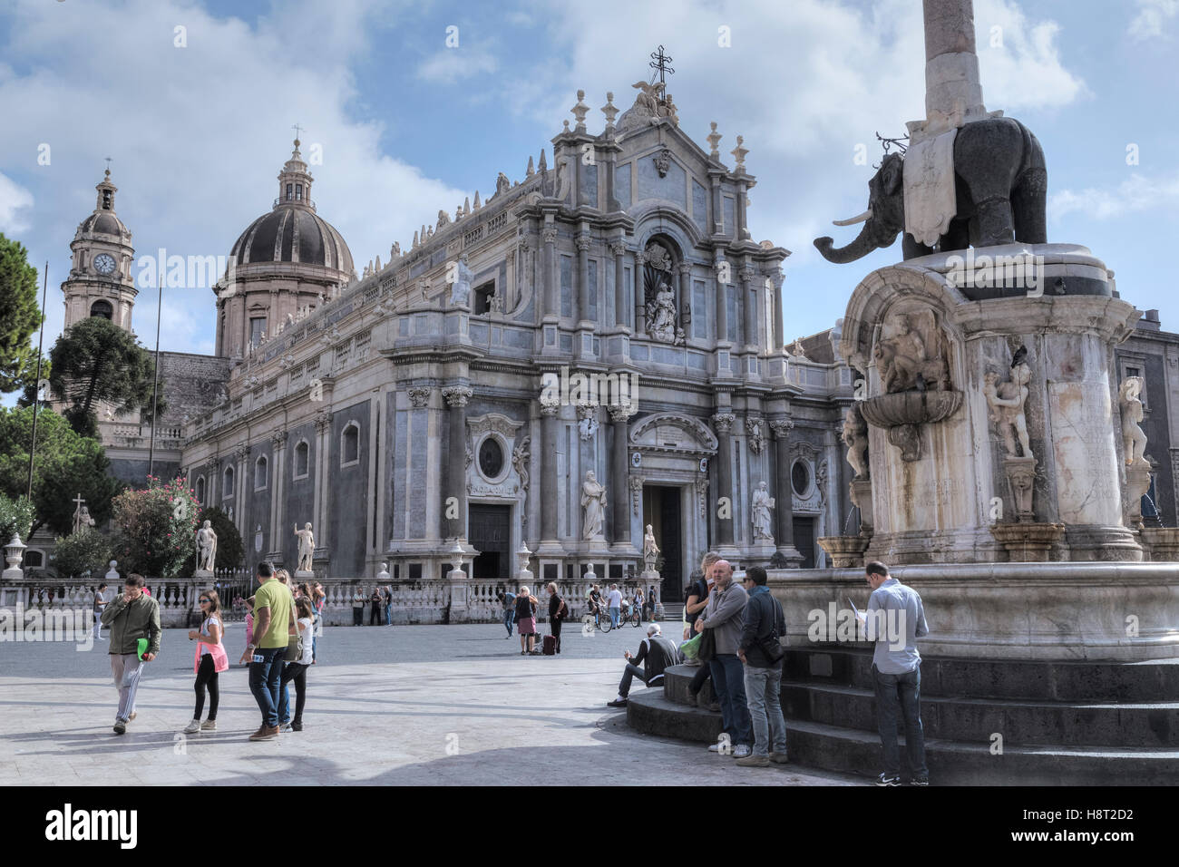 La Piazza Duomo, la Fontana dell'Elefante, Catania, Sicilia, Italia Foto de stock