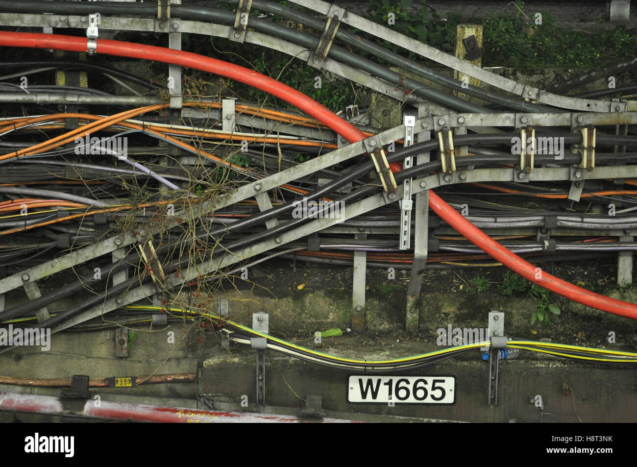 Cableado y cables a lo largo del metro de Londres Foto de stock