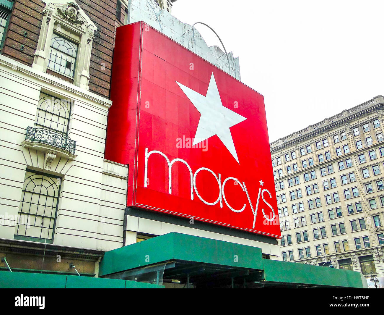 Macys logotipo rojo gigante mundo entrada tienda por departamentos más  grande de Herald Square Fotografía de stock - Alamy