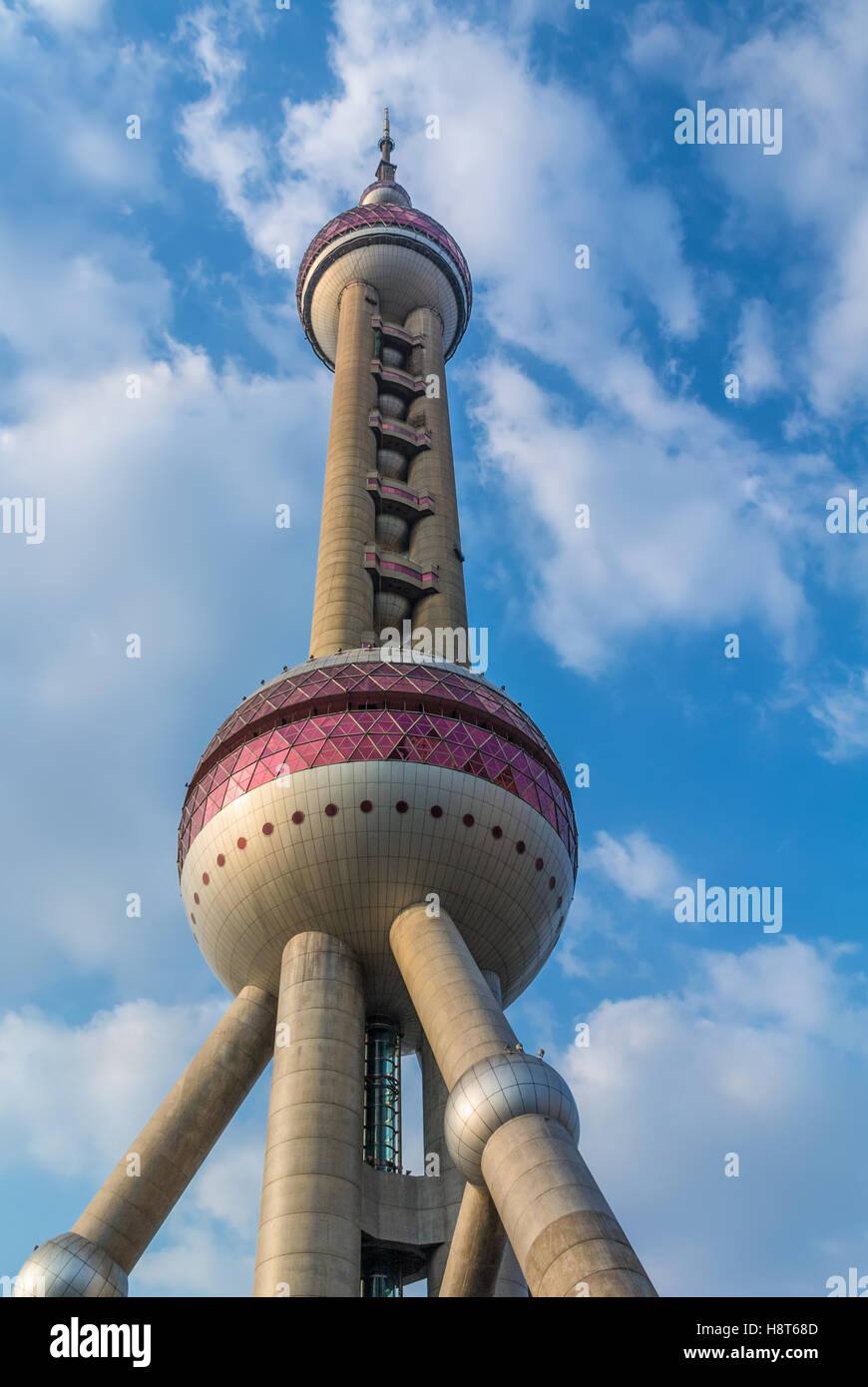 La Oriental Pearl Tower con fondo azul cielo nublado, Shanghai, China Foto de stock