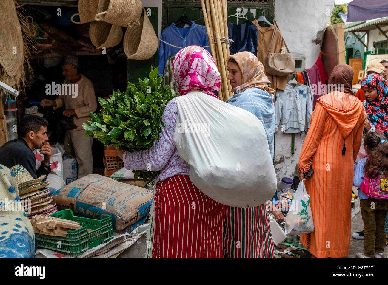 Las mujeres bereberes de compras en la Medina de Tetuán, Marruecos Foto de stock