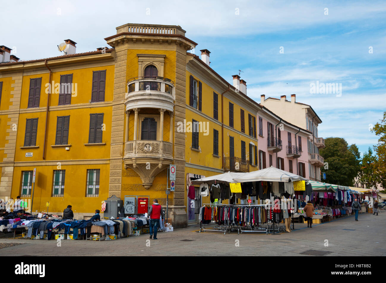 Puesto en el mercado, la Piazza Dante, Pavia, Lombardia, Italia Fotografía  de stock - Alamy