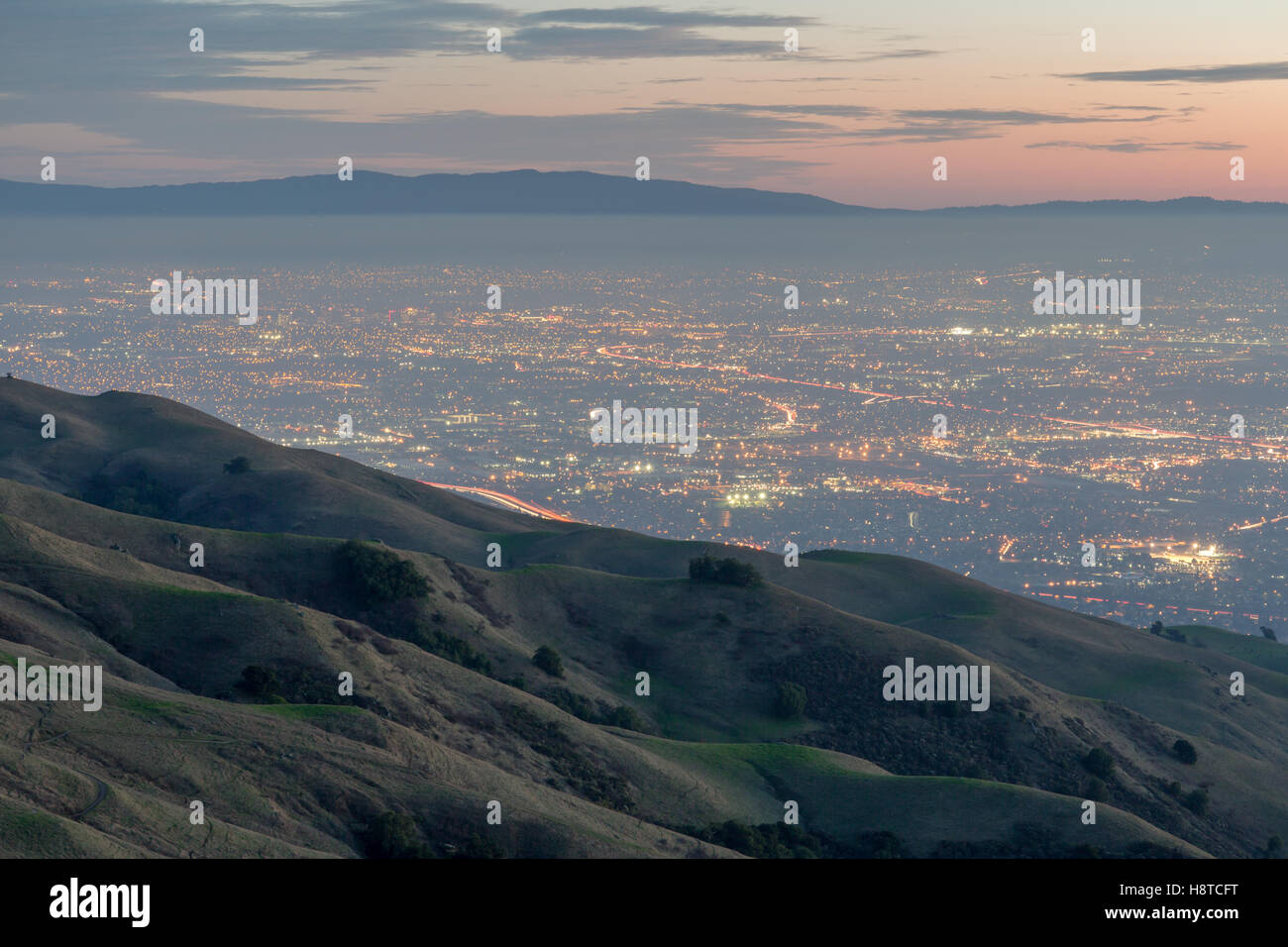 Silicon Valley y las colinas al atardecer. Misión Regional Pico preservar, Fremont, California, EE.UU.. Foto de stock