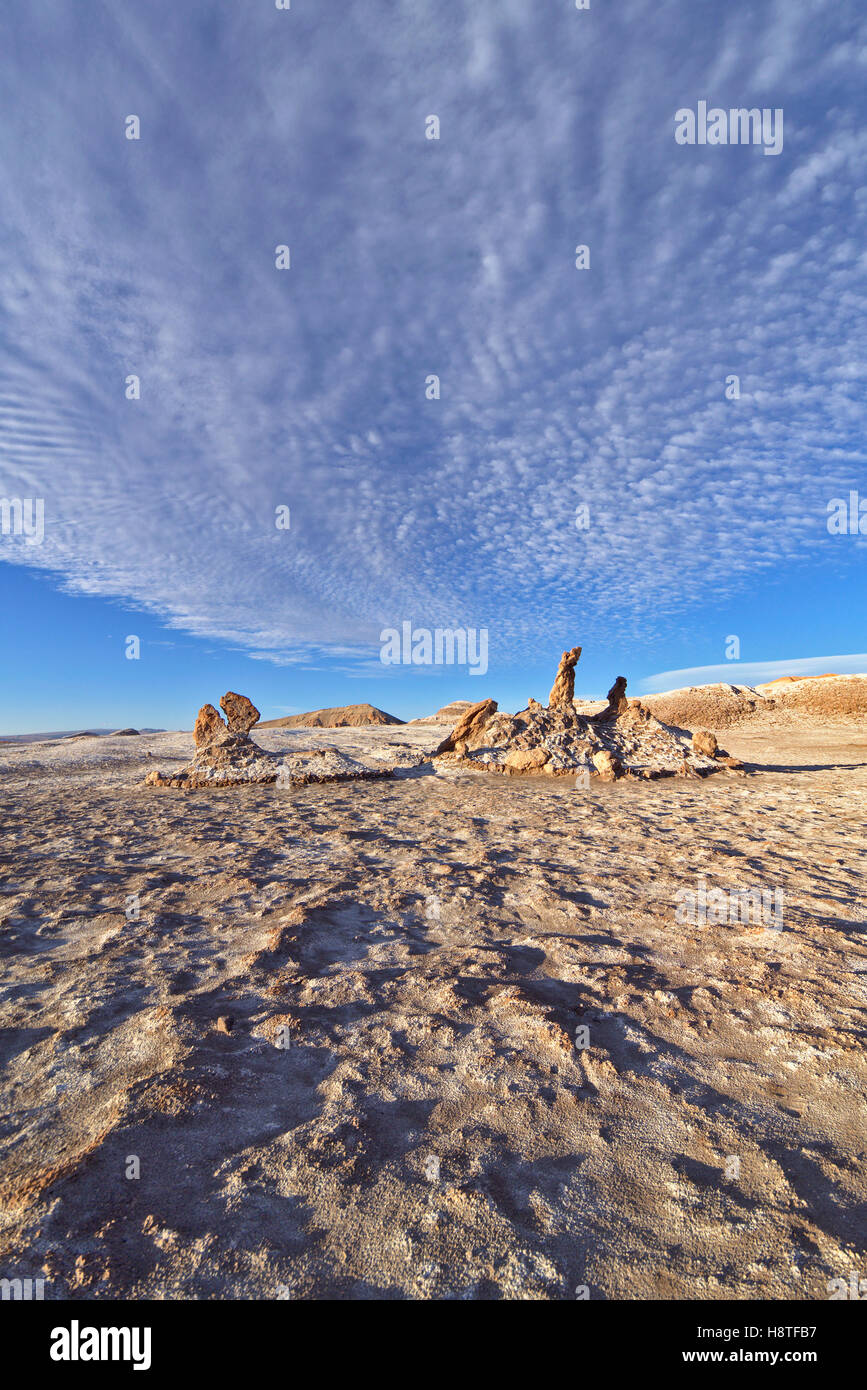 Tres Marías piedras en el Valle de la Luna, el desierto de sal (orientación vertical). Foto de stock