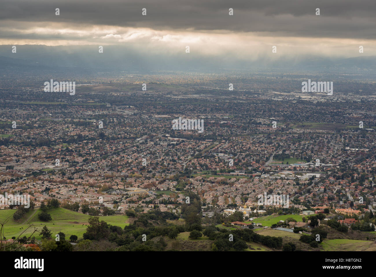 Vista aérea del Silicon Valley, un paisaje verde, y ominoso cielo Foto de stock