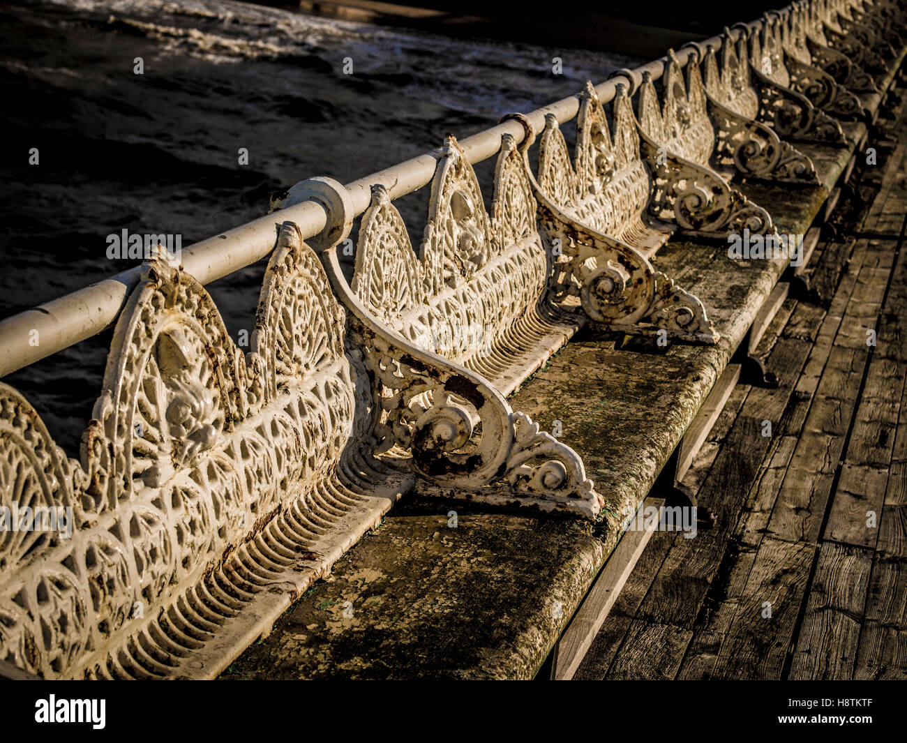 Hierro fundido tradicional se asienta en un estado de abandono en el muelle, Blackpool, Lancashire, Reino Unido. Foto de stock