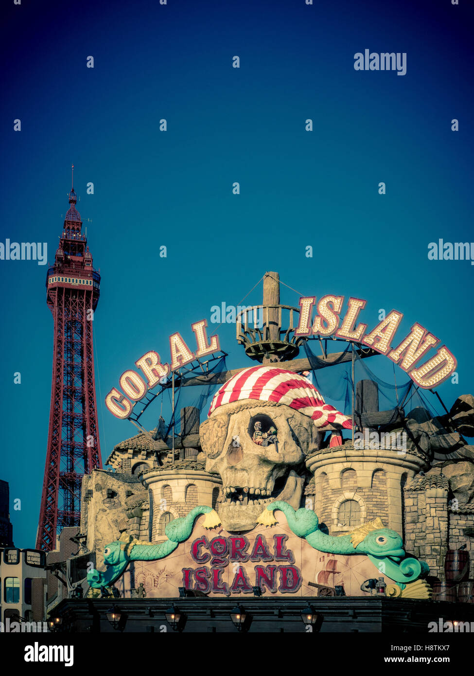 La Isla de Coral diversión arcade sign on Mar, Blackpool, Lancashire, Reino Unido. Foto de stock