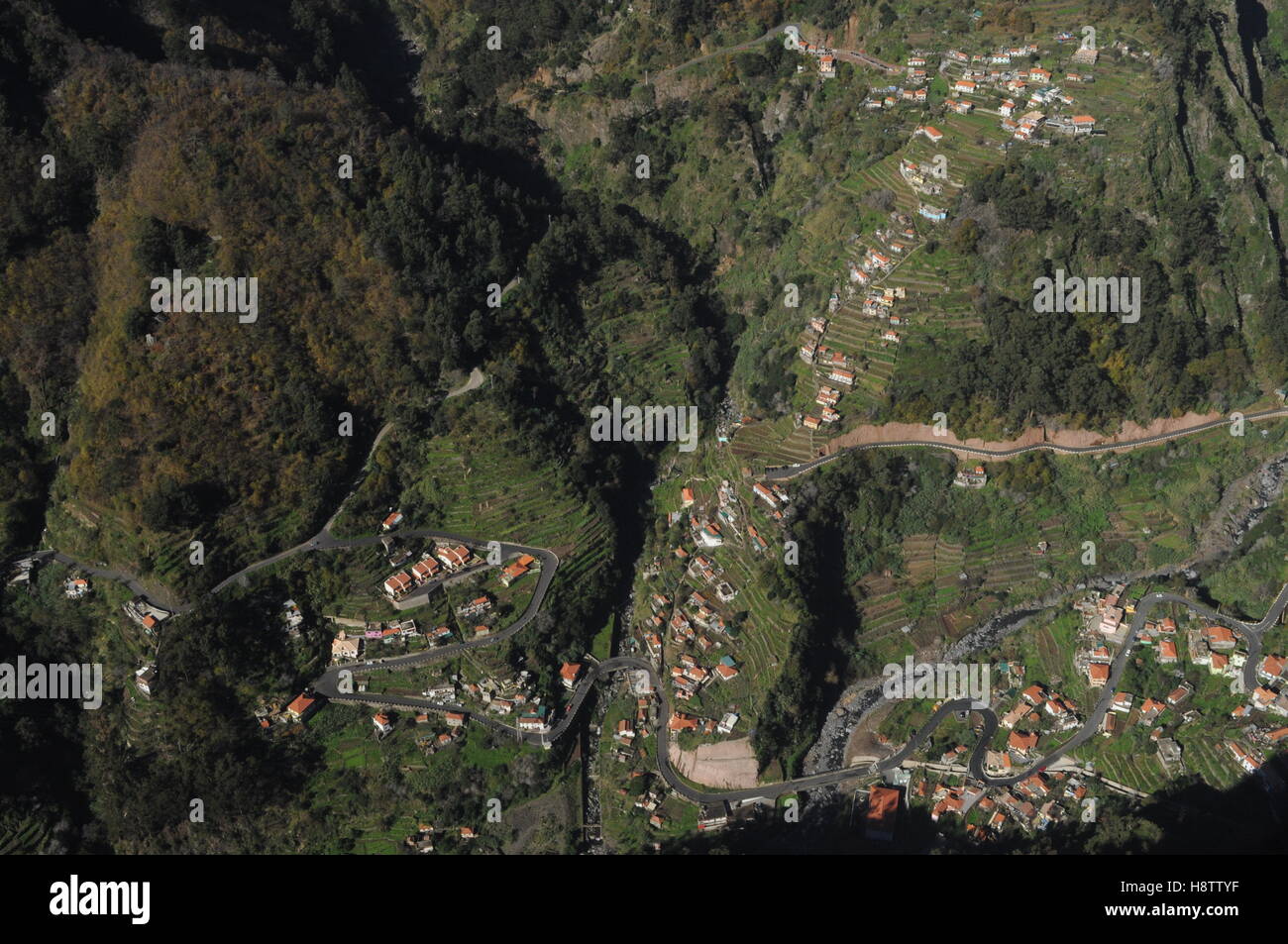 Mirando hacia abajo en una aldea cerca de Curral das Freiras, Madeira Foto de stock