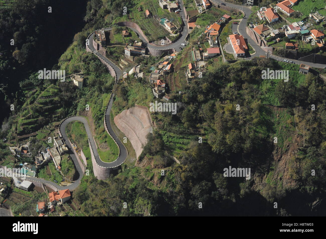 Curvas de una sinuosa carretera de montaña cerca de Curral das Freiras, Madeira Foto de stock