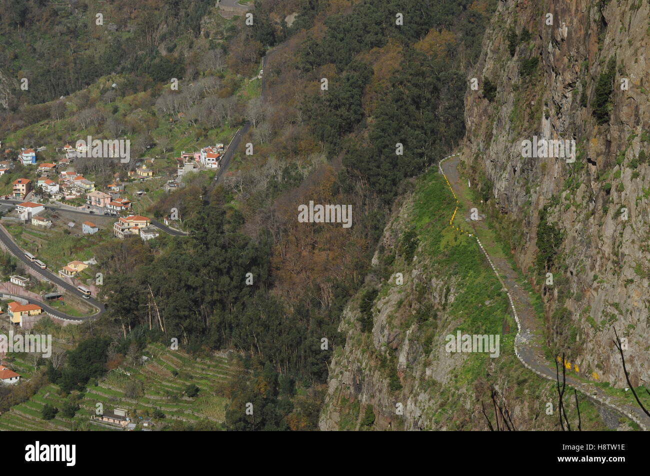 Carretera del lado del acantilado en desuso por encima de Curral das Freiras, Madeira Foto de stock
