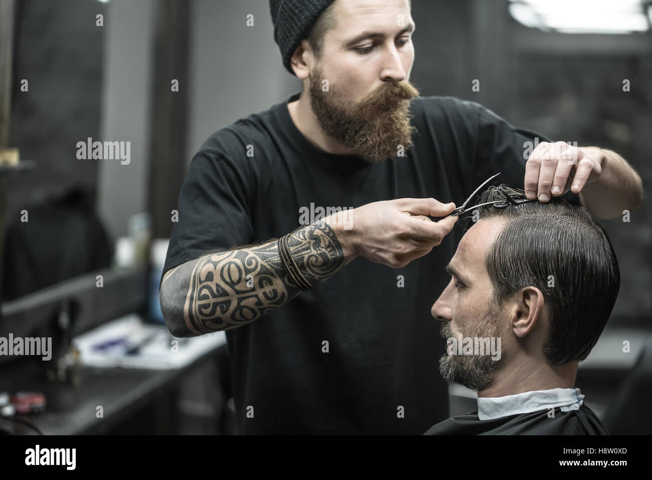 Un hombre adulto que consigue un corte de pelo de un barbero masculino  Fotografía de stock - Alamy