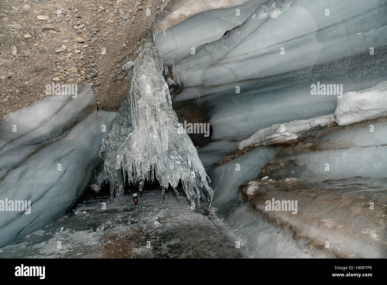 En el interior de una cueva glaciar ártica. Hielo en una cueva de hielo de Scott Turnerbreen Foto de stock