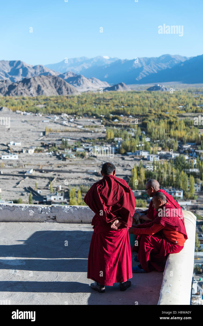 Los monjes sentados en el piso superior con hermosas vistas de la naturaleza. Foto de stock