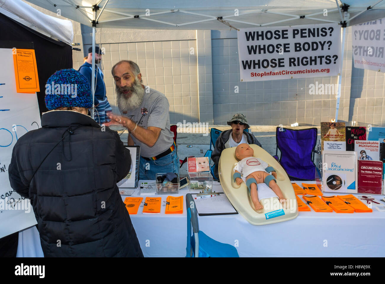 San Francisco, CA, EE.UU., vendedores ambulantes, ONG, Campaña por la  circuncisión masculina Barrio Gay, el Barrio Castro, Festival de la Calle  Fotografía de stock - Alamy