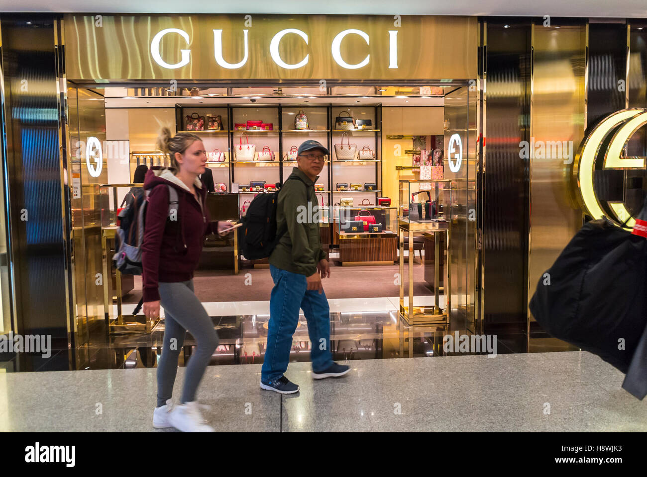 París, Francia, pasajeros dentro aeropuerto internacional Roissy-Charles de Gaulle caminando con bolsas de la marca Gucci, de ropa de lujo en la ventana Fotografía de stock - Alamy