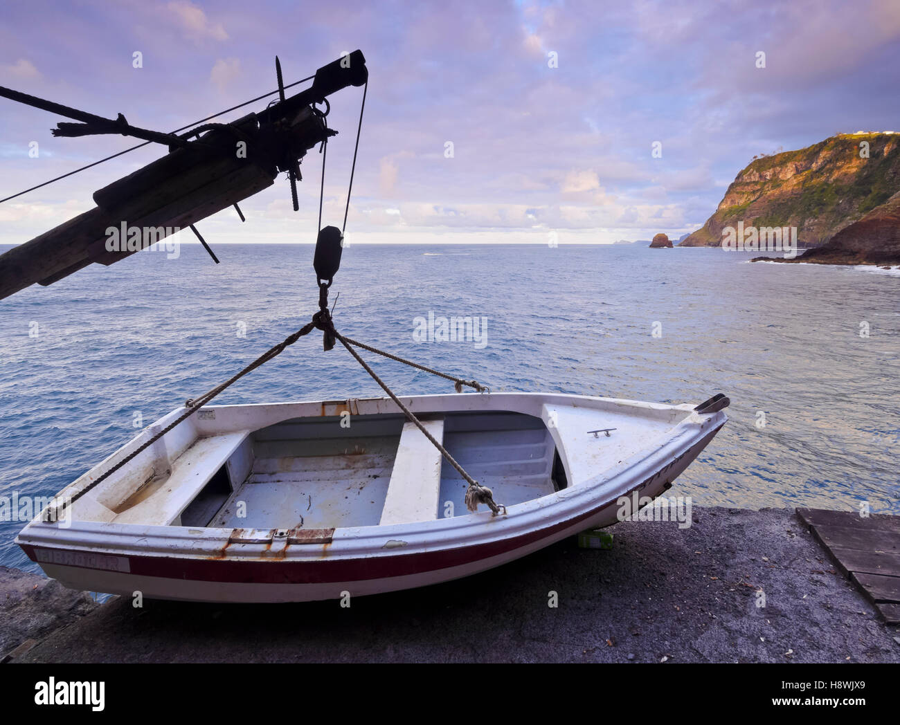 Portugal, Madeira, barco pescador en los acantilados de Sao Jorge. Foto de stock