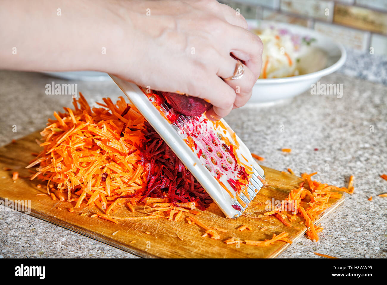 https://c8.alamy.com/compes/h8wwp9/mujer-cocina-de-la-remolacha-con-la-zanahoria-en-un-rallador-manos-closeup-h8wwp9.jpg