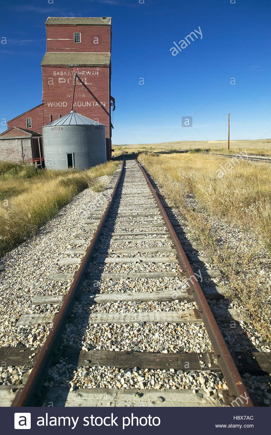 Un Elevador De Grano Abandonados En Una Pequeña Ciudad De La