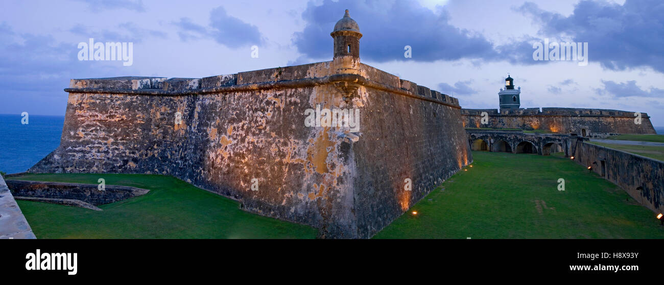 La Garita, faro (1846/1908), las murallas, el Castillo de San Felipe del Morro (1540S-1786), Sitio Histórico Nacional de San Juan, Puerto Rico Foto de stock