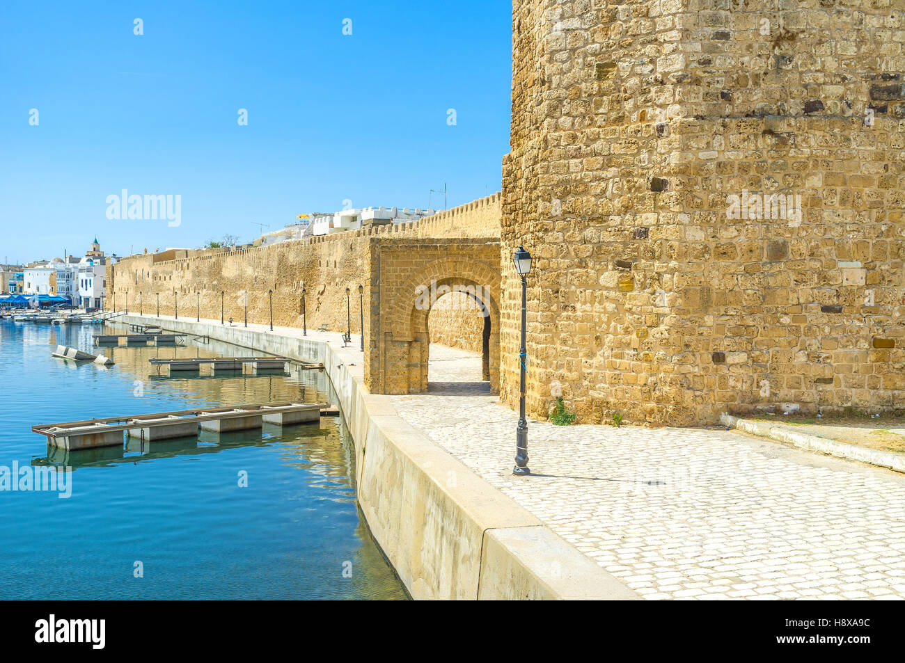 El astillero pesquera vecinos con la ciudadela medieval de Kasbah, Bizerta, Túnez. Foto de stock
