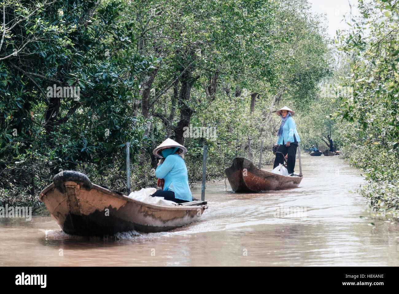 Las mujeres sampan remo botes en el río Mekong en Cai Be, Delta del Mekong, Vietnam, Asia Foto de stock