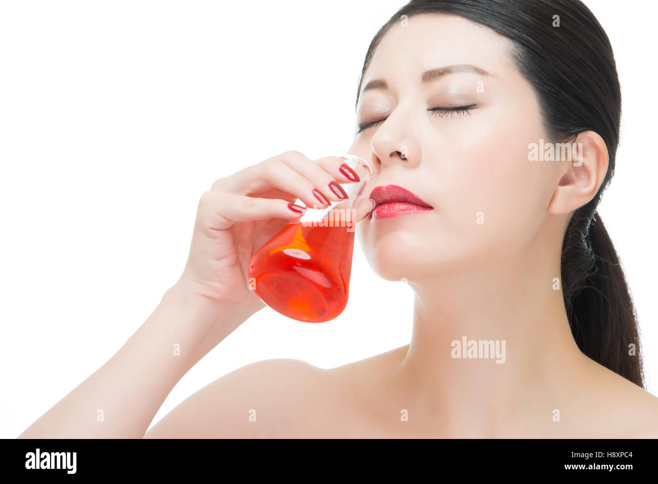 Belleza moda mujer asiática olor química cosmética maquillaje líquido,  aislado sobre fondo blanco, retrato de belleza y ciencia con Fotografía de  stock - Alamy