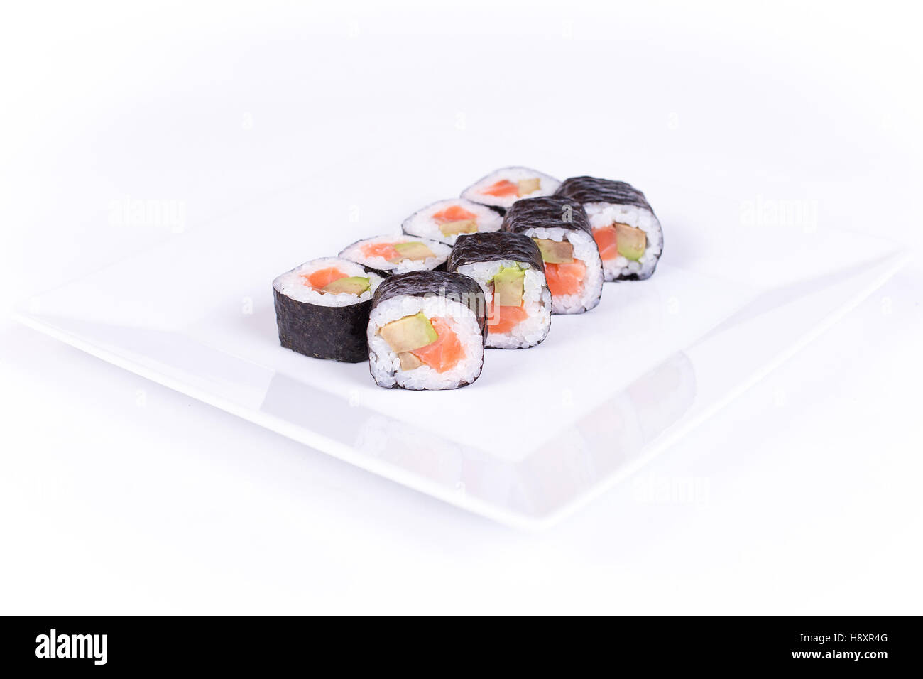 Plato de sushi sobre fondo blanco. Foto de stock