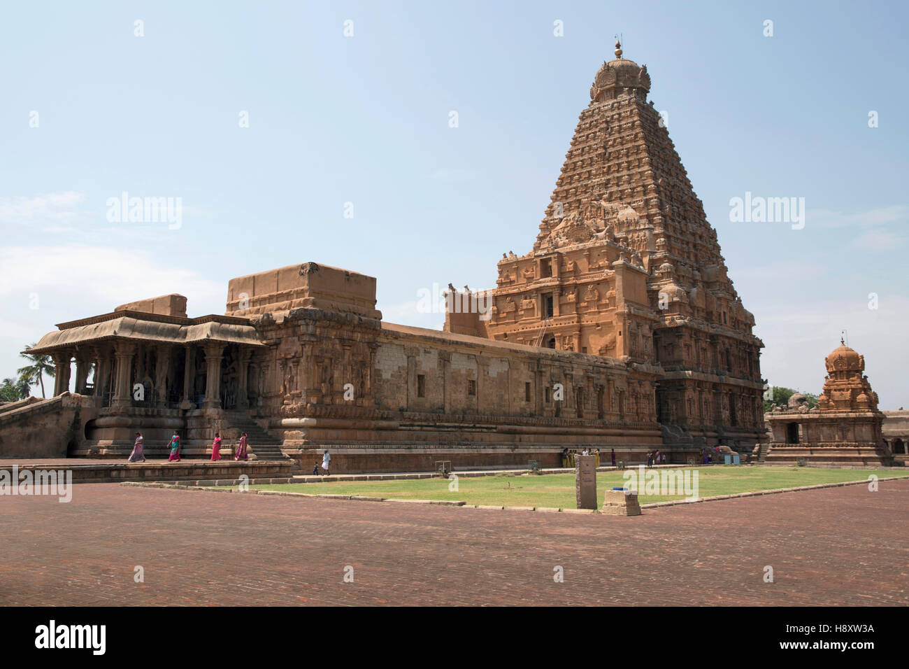 Templo Brihadisvara y Chandikesvara santuario, Tanjore, Tamil Nadu, India. Vista desde el Noreste. Foto de stock