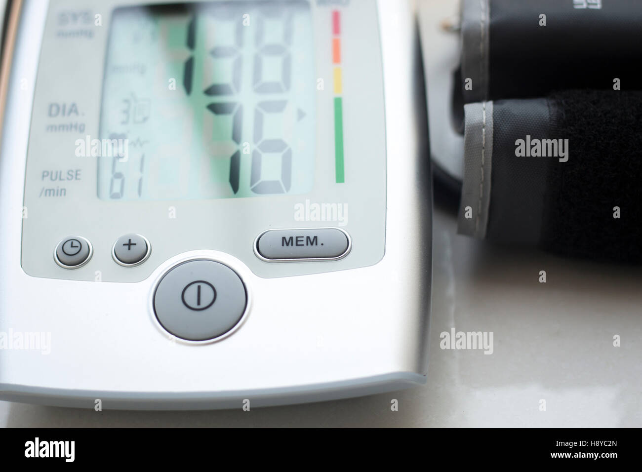 Multímetro portátil doméstico dedo pulso cardiaco para mostrar Medidor de frecuencia  cardiaca de reposo en paciente monitorizado Fotografía de stock - Alamy