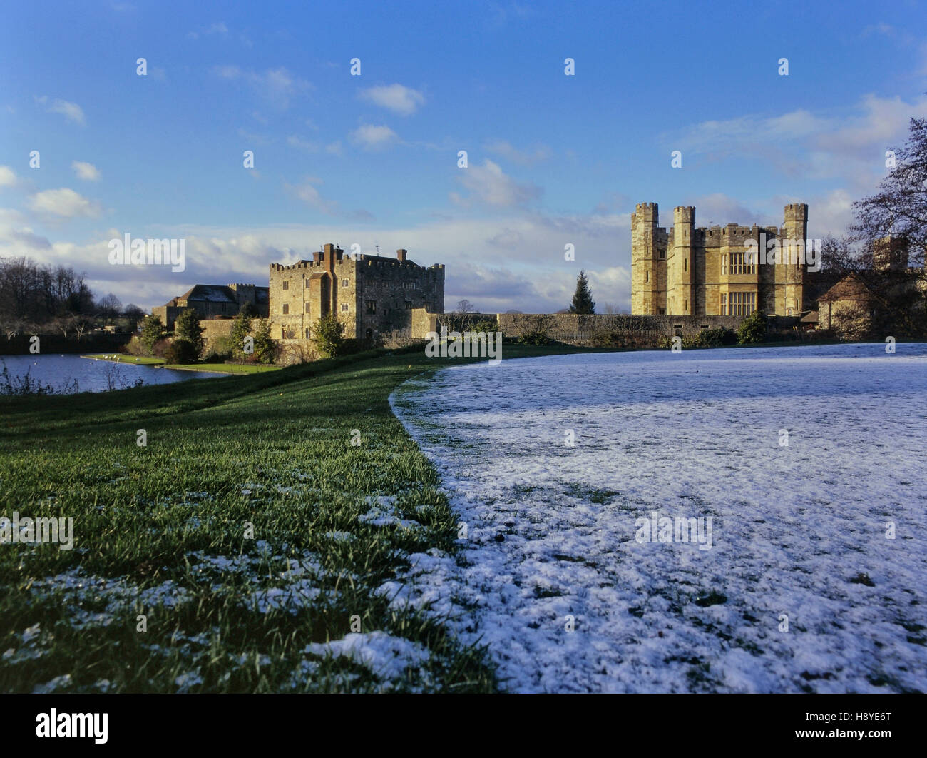 Paisaje invernal del Castillo de Leeds en la nieve, Kent, Inglaterra, Reino Unido Foto de stock