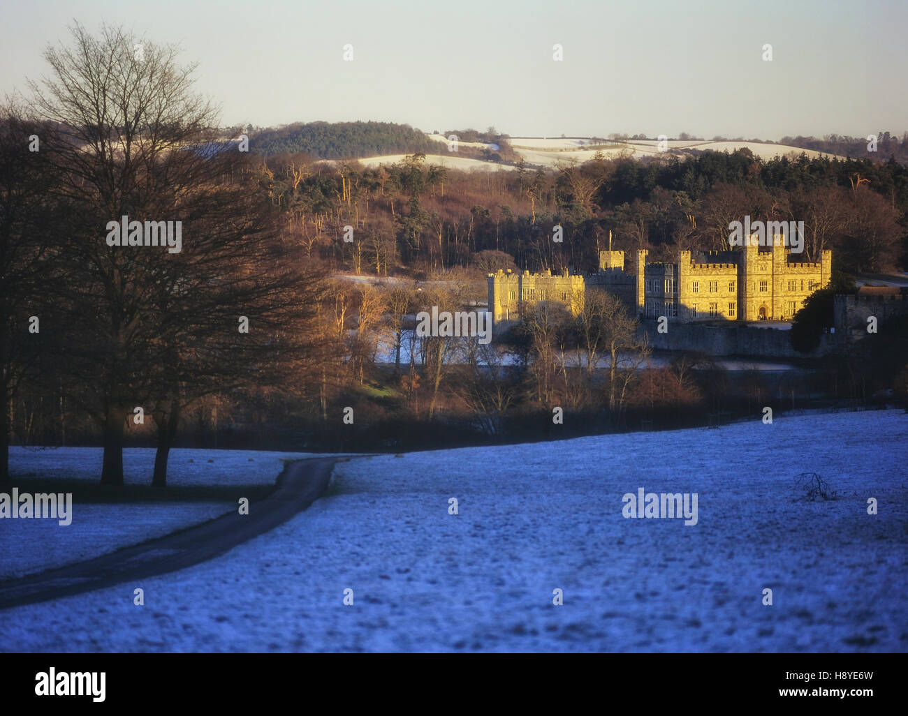 Paisaje invernal del Castillo de Leeds en la nieve, Kent, Inglaterra, Reino Unido Foto de stock