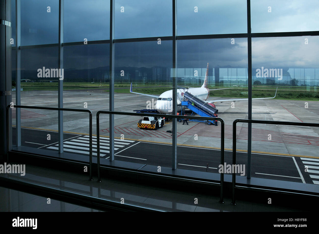 Un Boeing 737 de las aerolíneas con aparcamiento en el aeropuerto en tiempo nublado Foto de stock