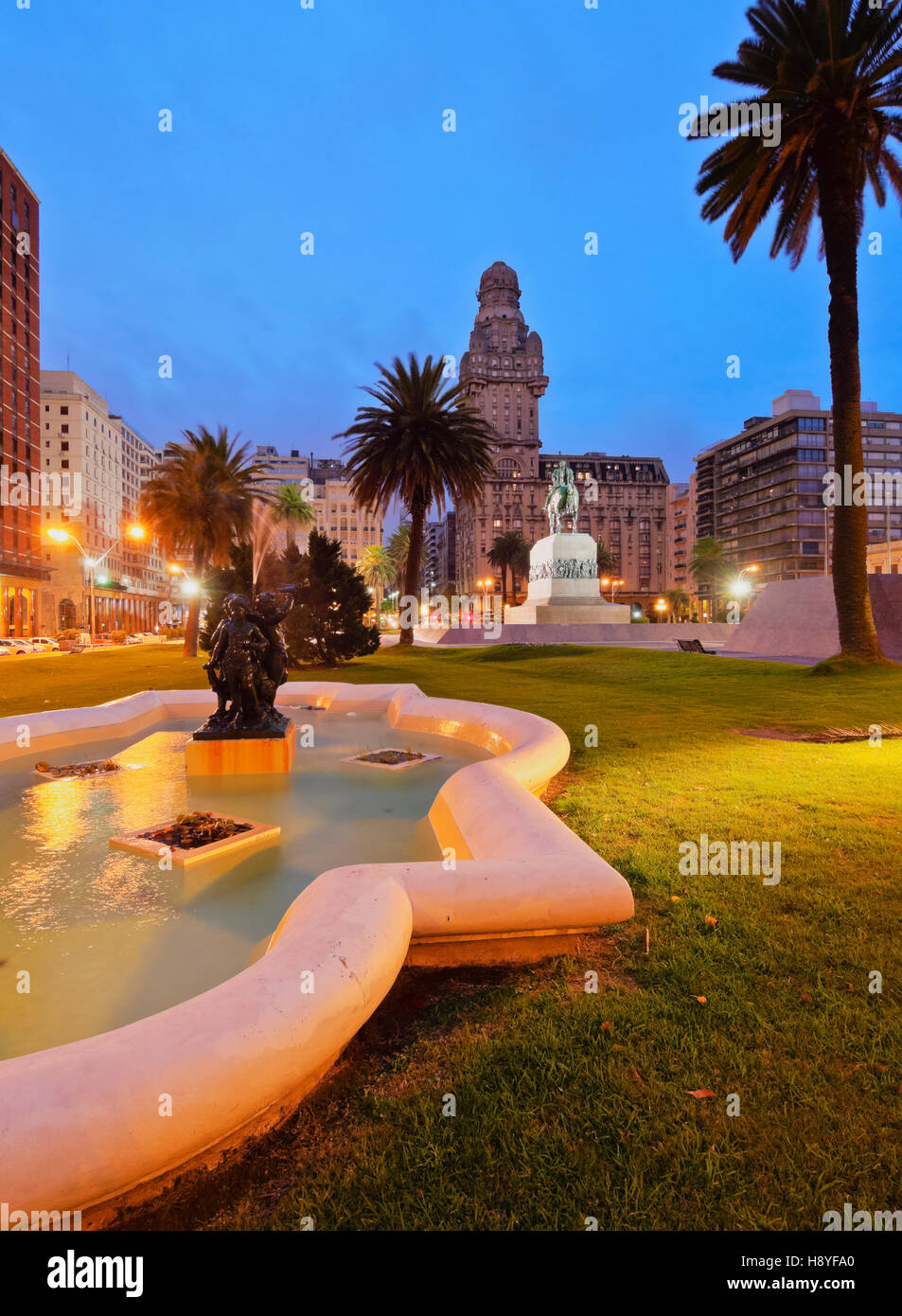 Uruguay, Montevideo, Crepúsculo vista de la plaza de la independencia. Foto de stock