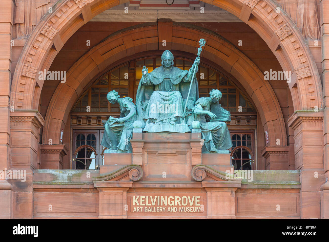 Estatua encima de la puerta norte de la galería de arte y Museo Kelvingrove Glasgow Foto de stock