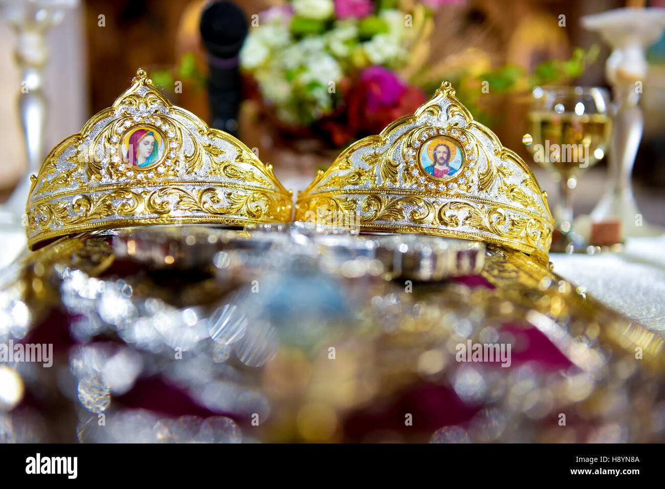 Coronas boda en la iglesia en luz natural Foto de stock