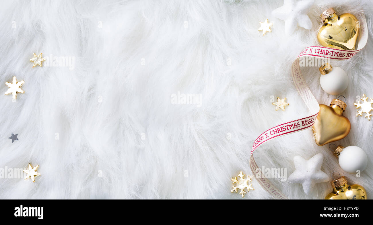 Vacaciones de Navidad; Brillante fondo con decoración de Navidad en blanco Foto de stock