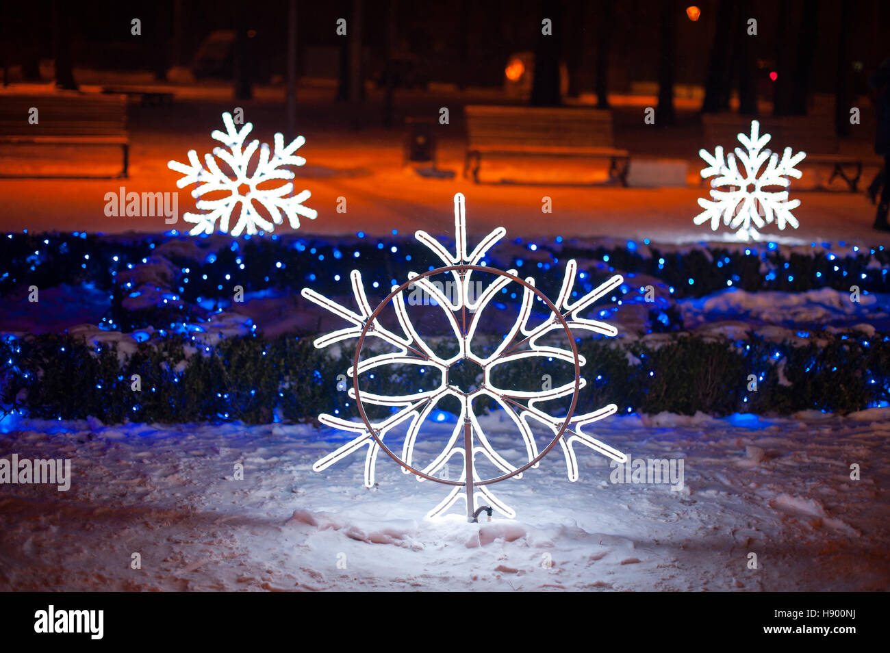 La hermosa decoración de los copos de nieve en Winter Park Foto de stock