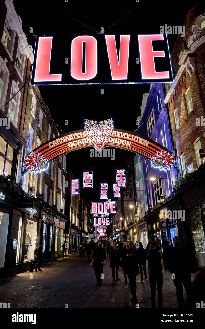 Londres, Reino Unido. 17 de noviembre de 2016. La moderna calle Carnaby de Londres ofrece su propia interpretación del espíritu navideño. Foto de stock