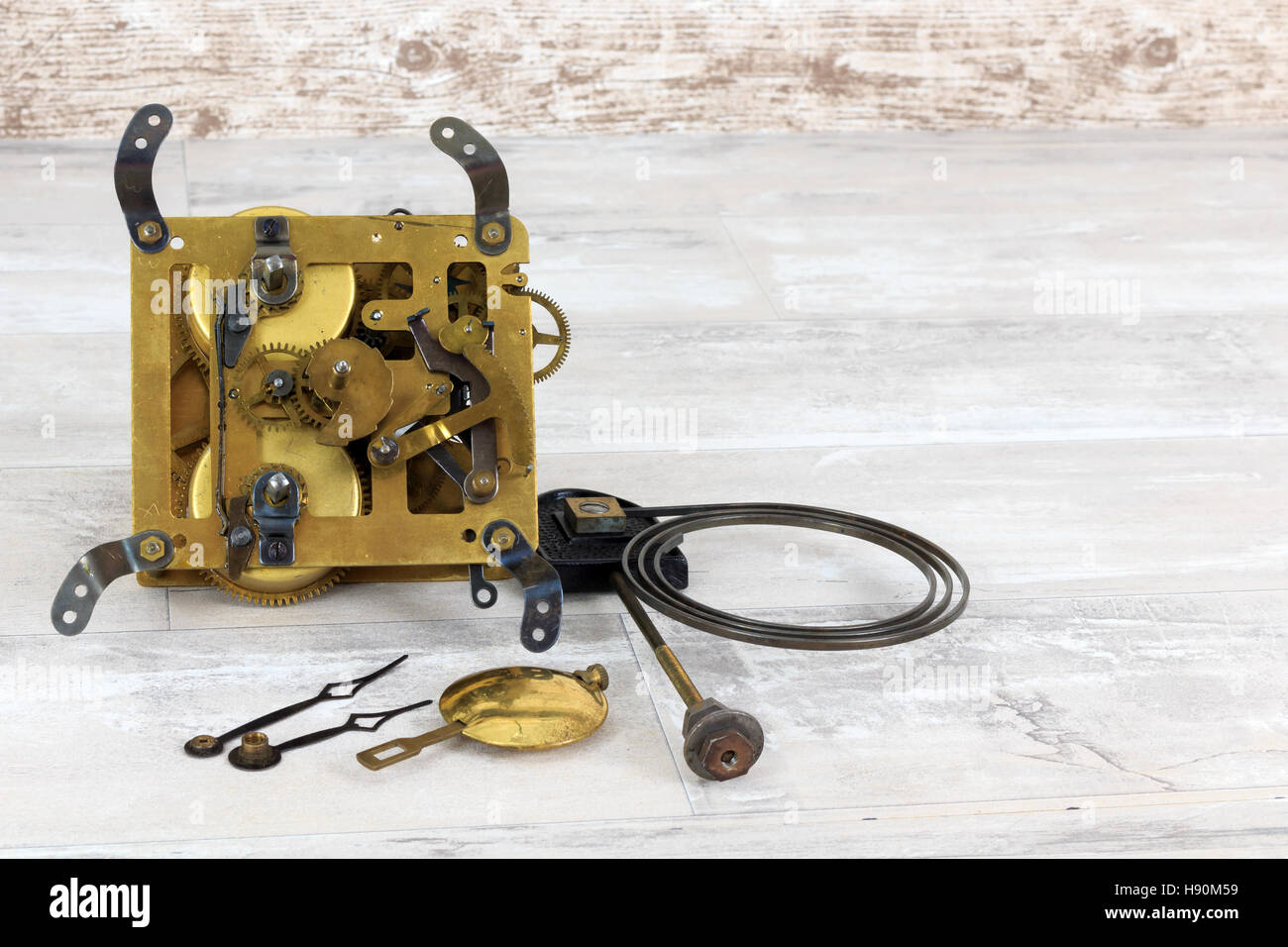 Latón antiguo mecanismo de reloj con péndulo, chime primavera y tres  destornilladores pequeños Fotografía de stock - Alamy